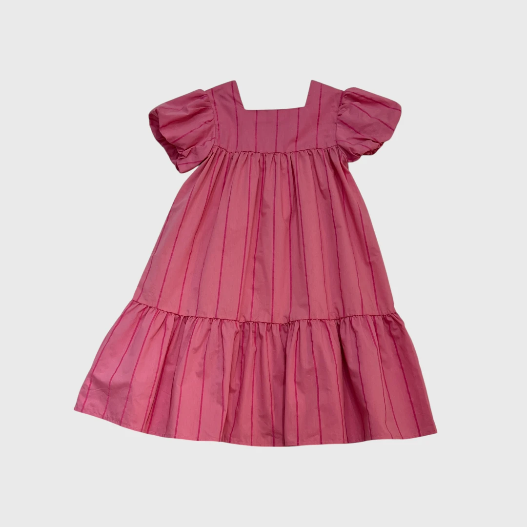 Розовое платье с рюшами