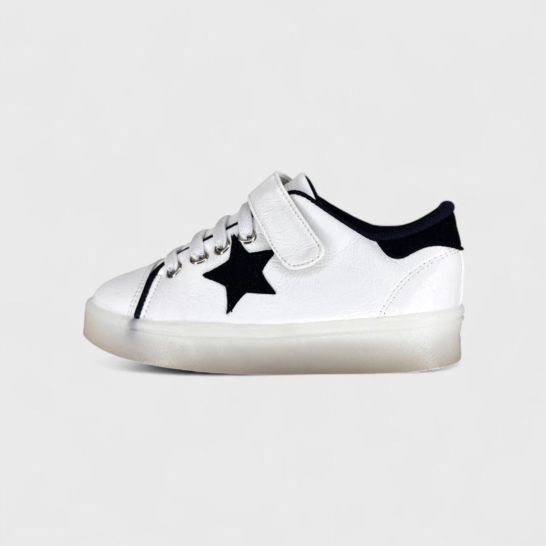 Белые кроссовки со звездой