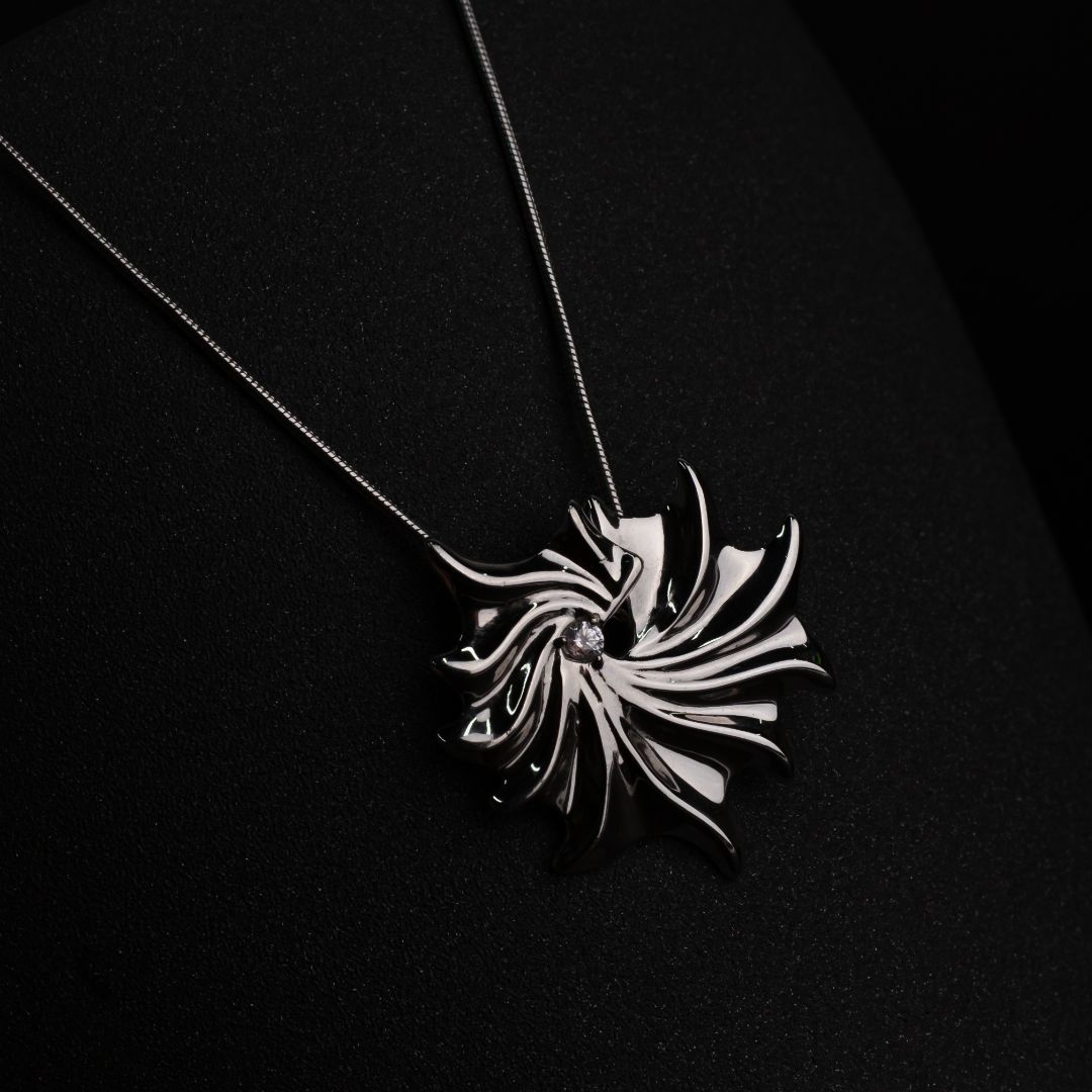 Колье с фигурным кулоном из коллекции SEA