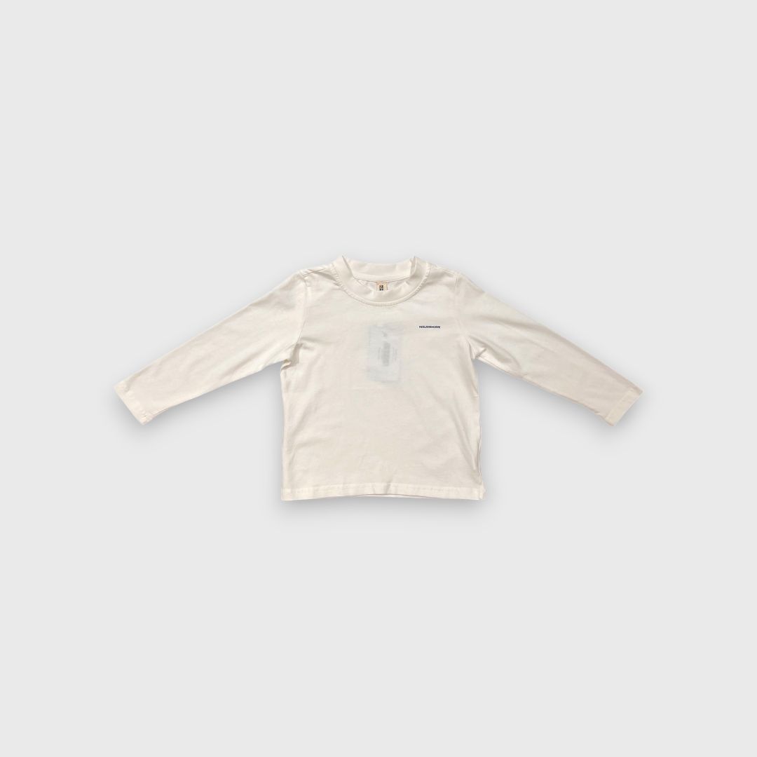 Белая футболка с длинным рукавом