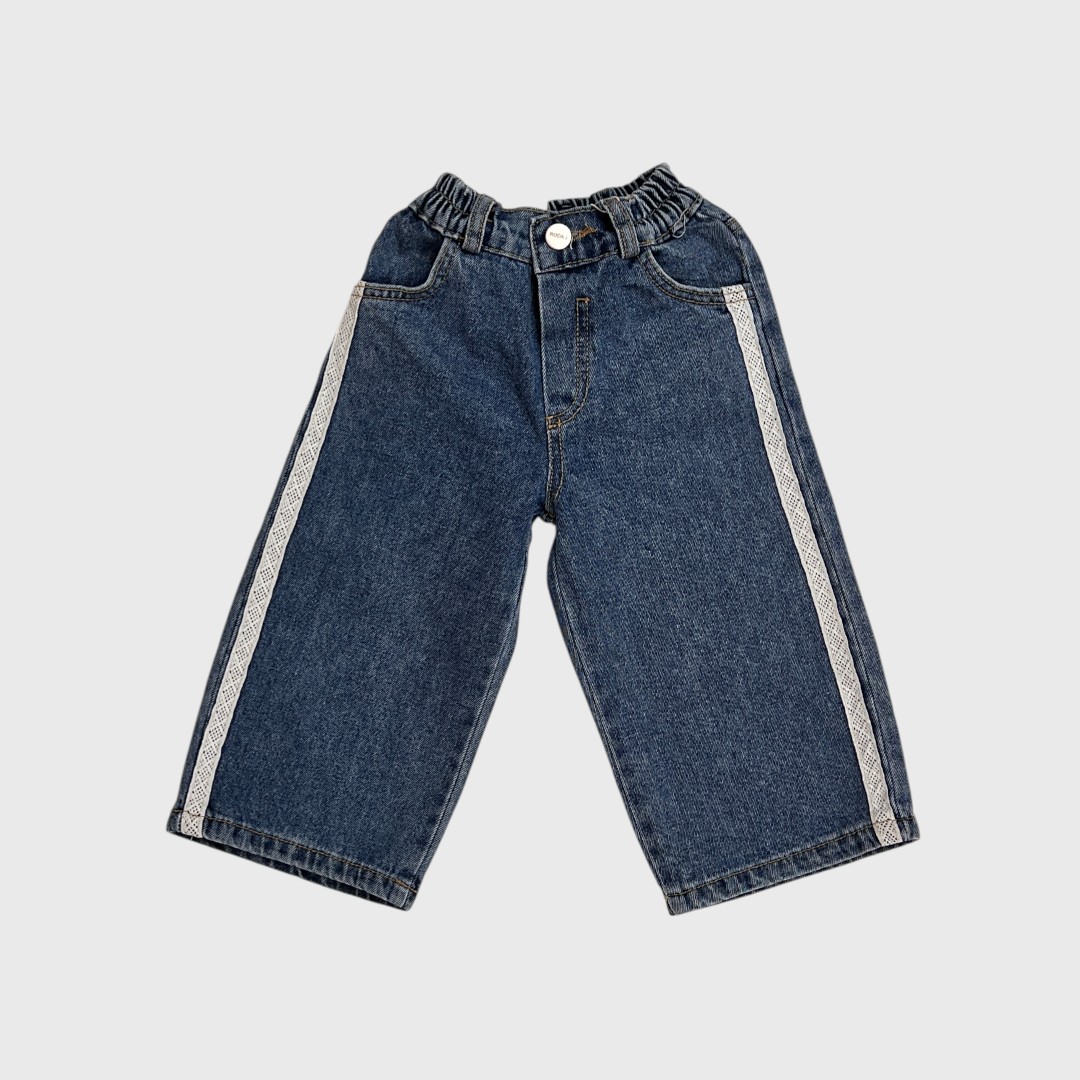 Синие джинсы с белыми полосами