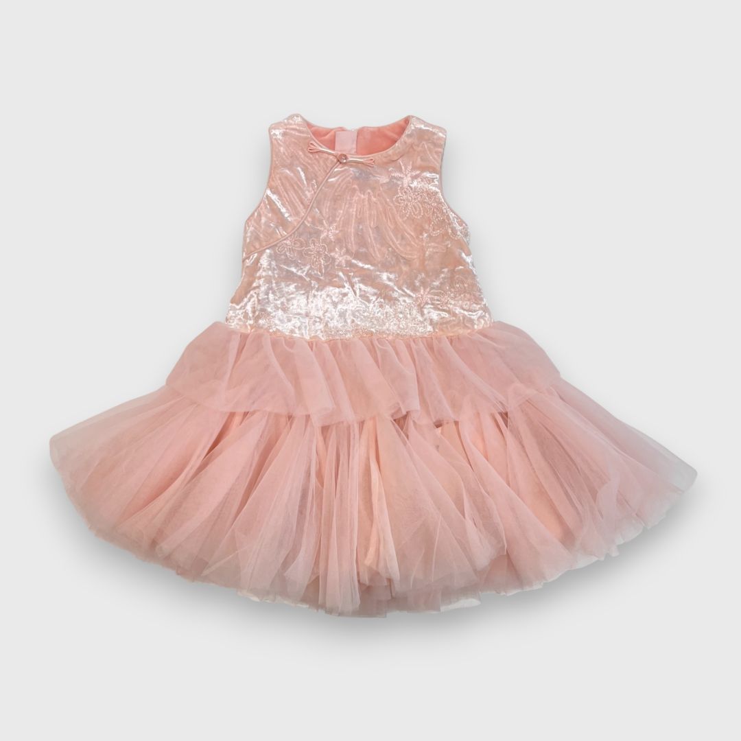 Розовое платье с пуговицей