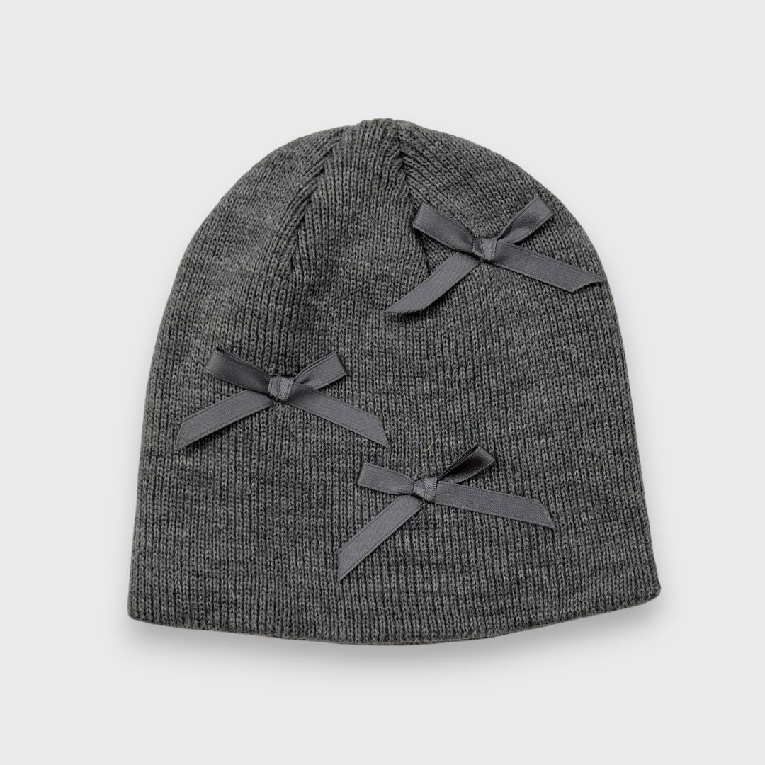 Серая вязаная шапка с бантиками