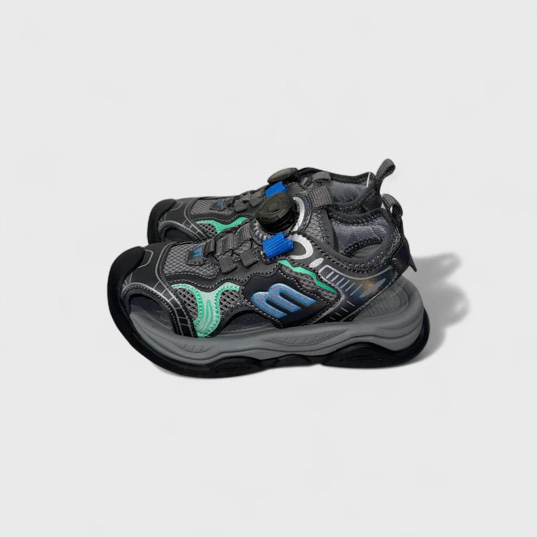 Серые спортивные кроссовки