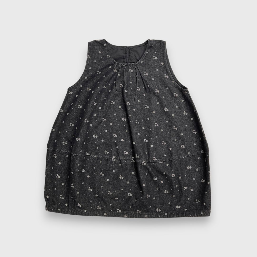 Темное платье с цветочным принтом