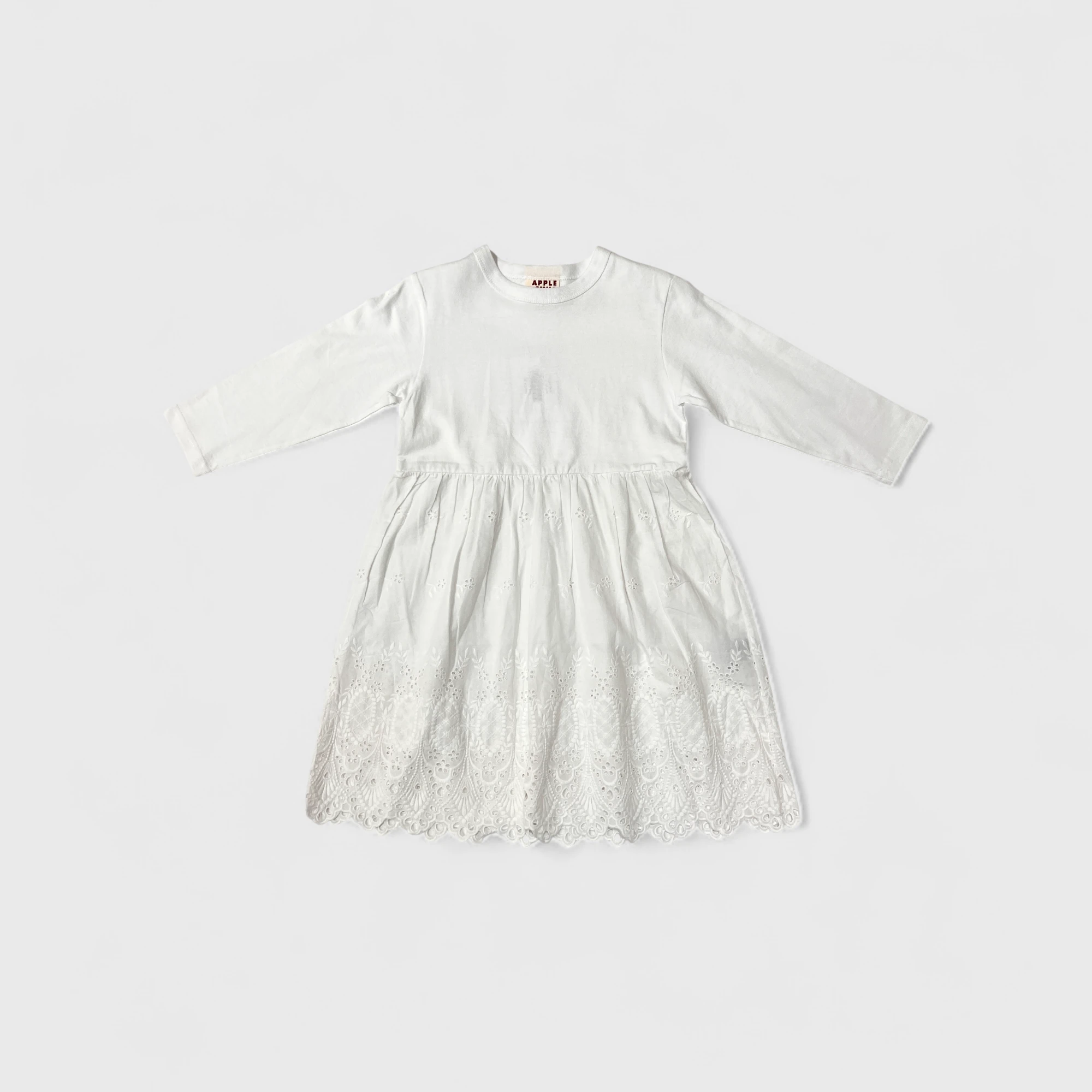 Белое платье с длинным рукавом