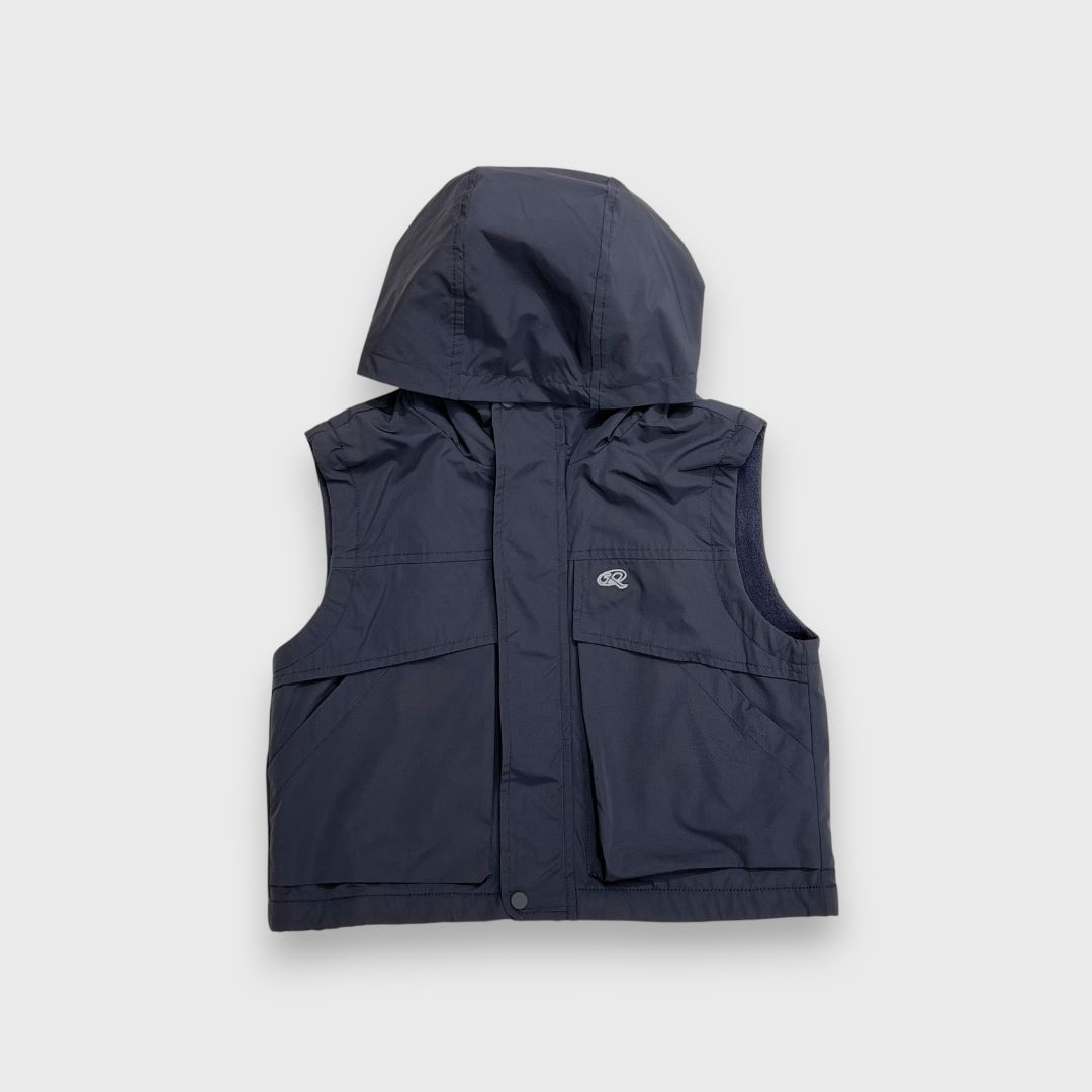 Темно-синий жилет с капюшоном