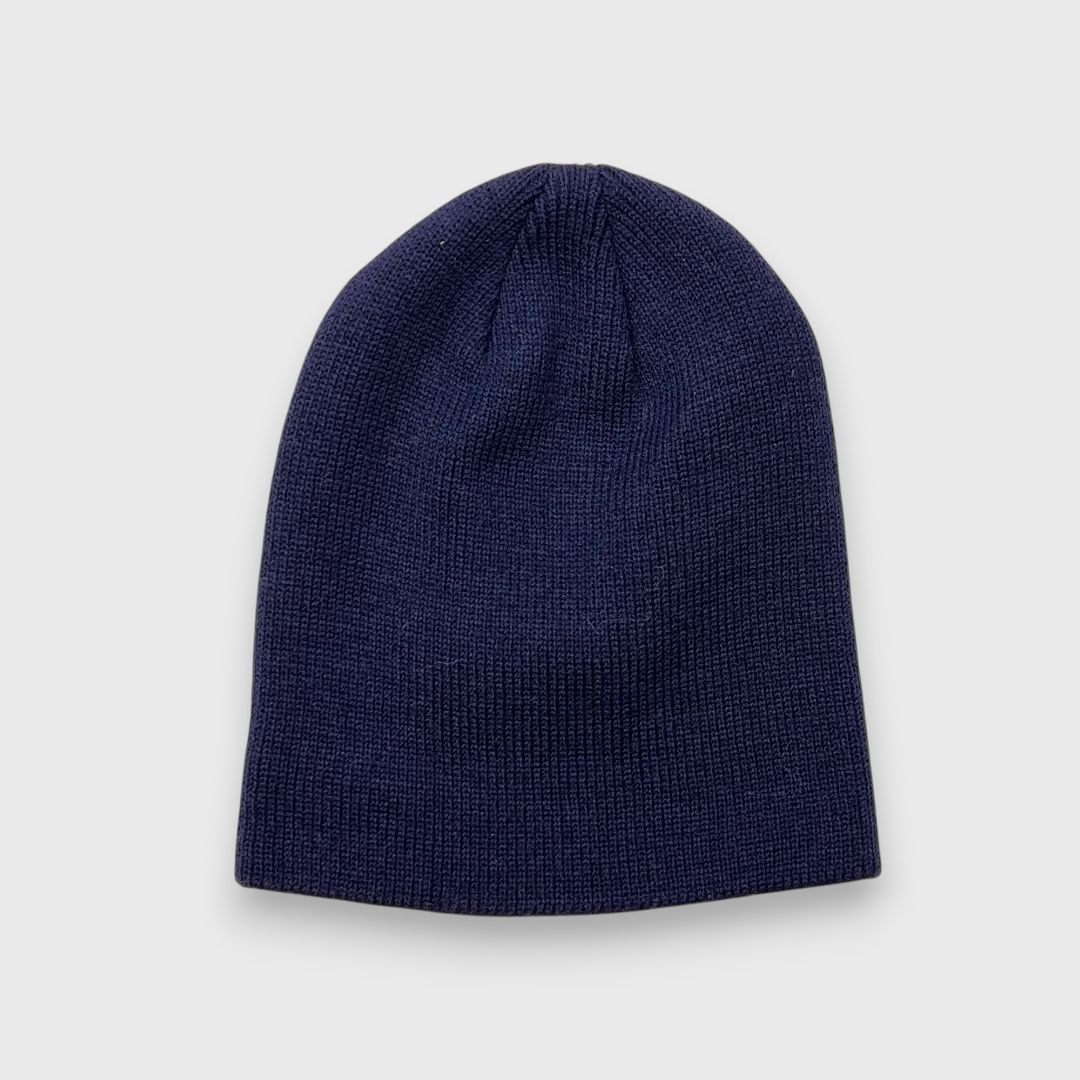 Темно-синяя шапка вязаная