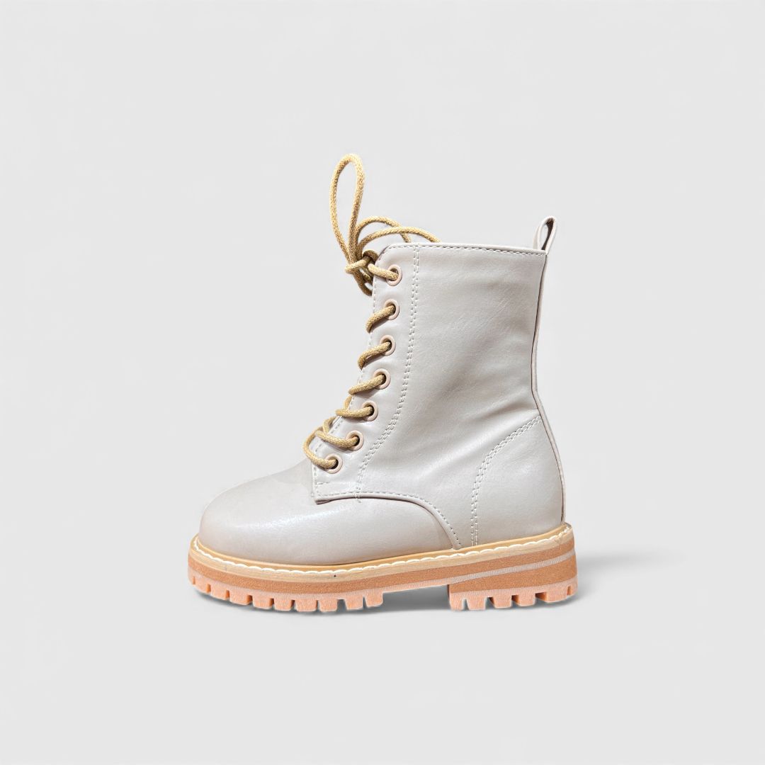 Серые ботинки на шнурках