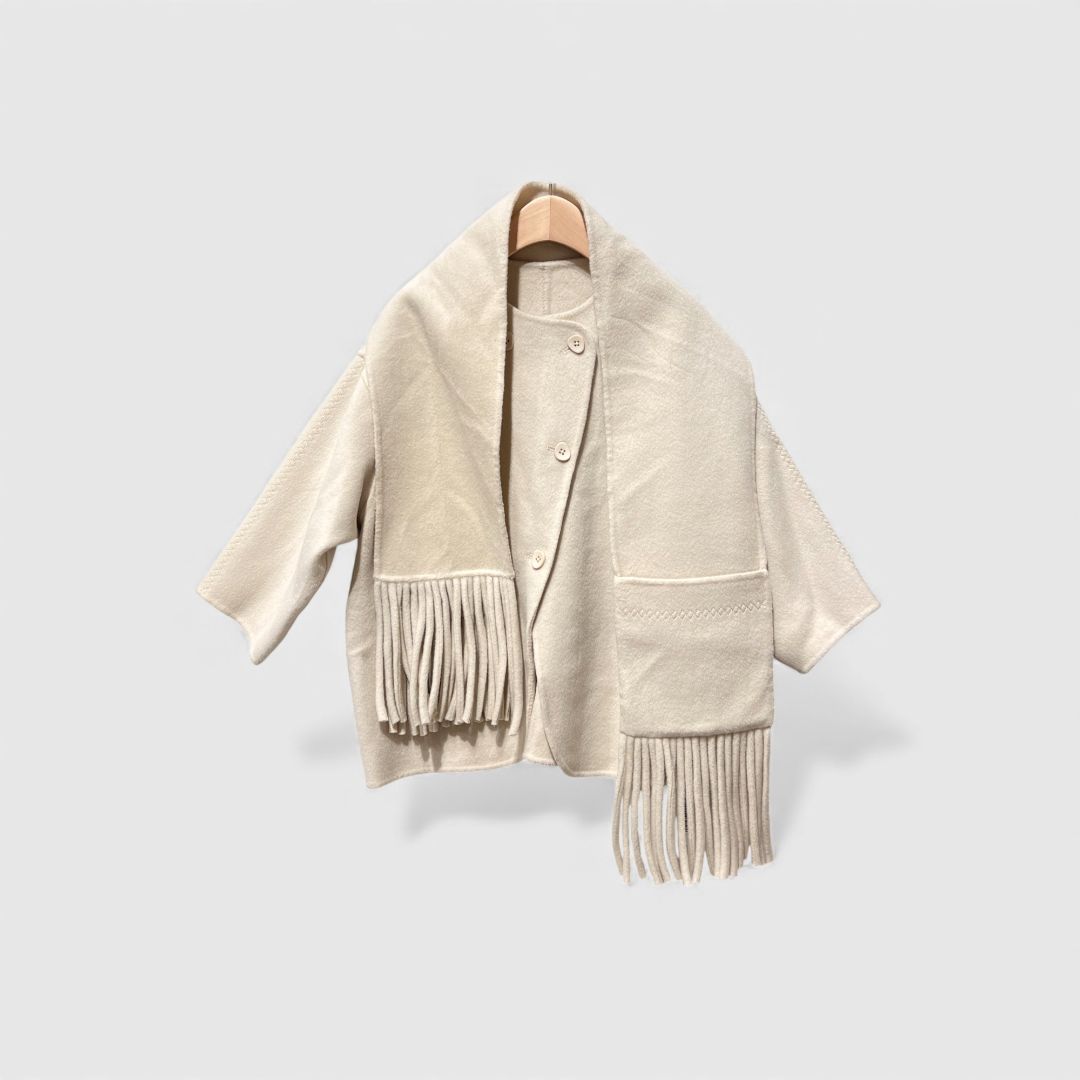 Бежевое пальто с шарфом