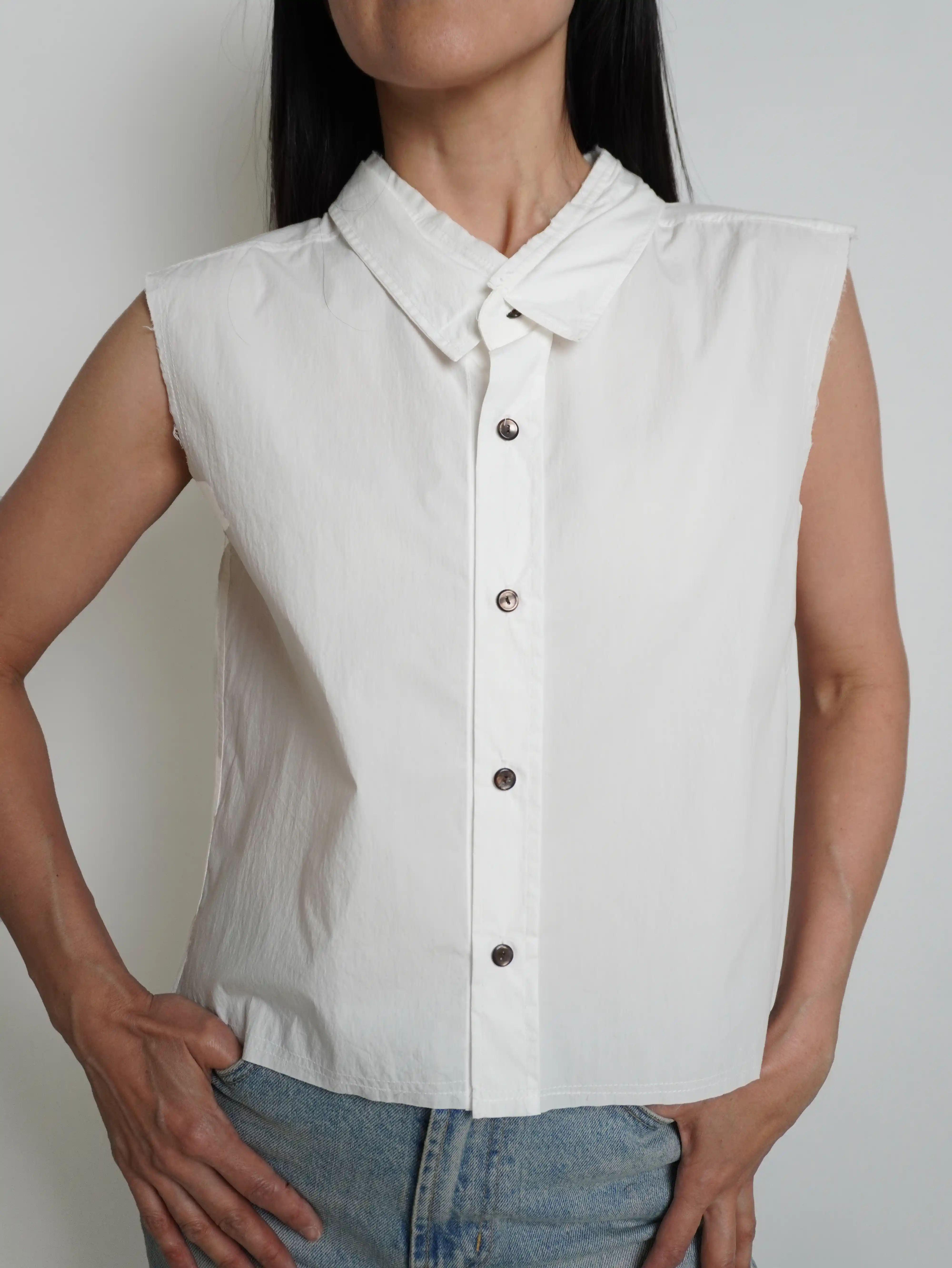 Белая рубашка без рукавов