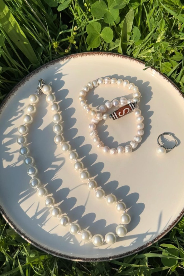 Белое жемчужное украшение