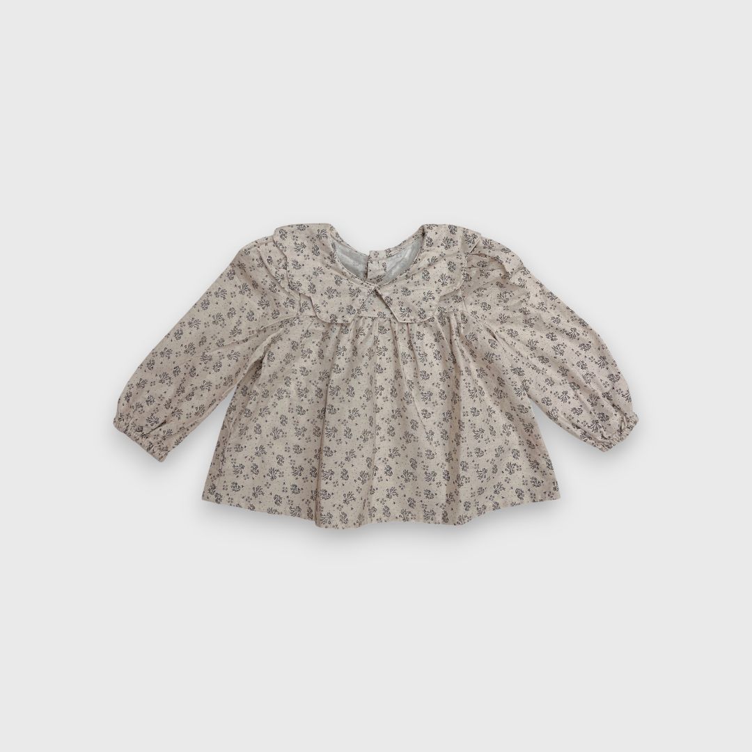 Бежевое платье с цветочным принтом