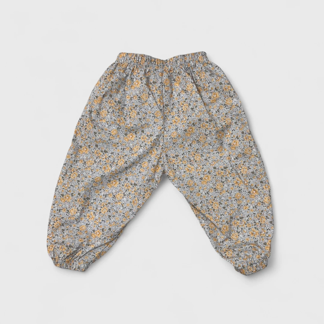 Серые цветные брюки с цветами