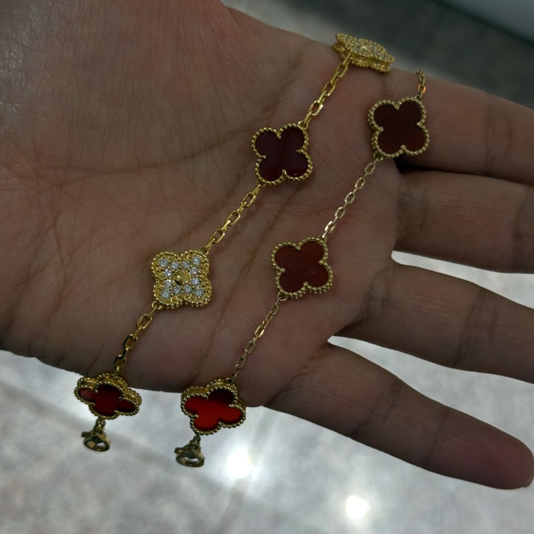 Золотой браслет Van Cleef с красными цветами