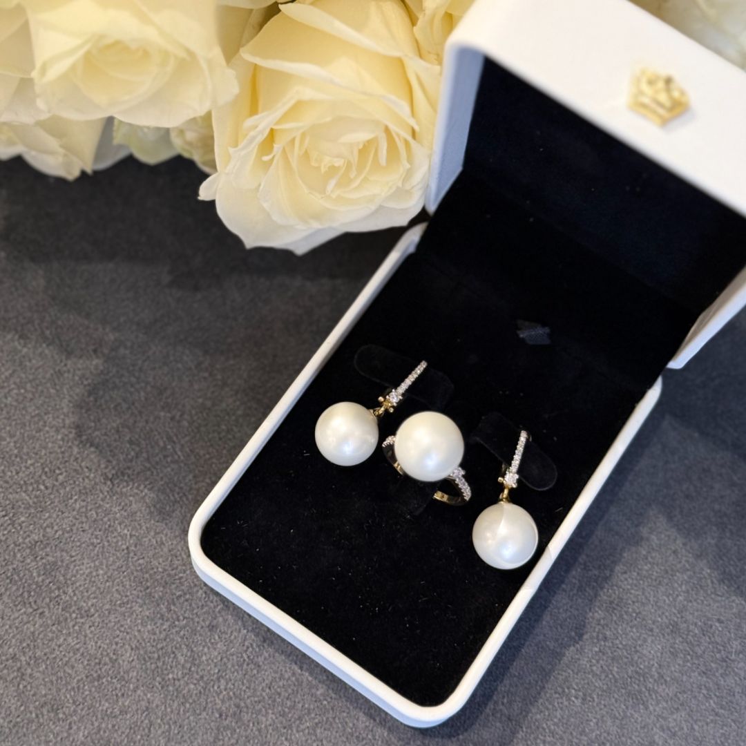 Серьги и кольцо из белых жемчужин