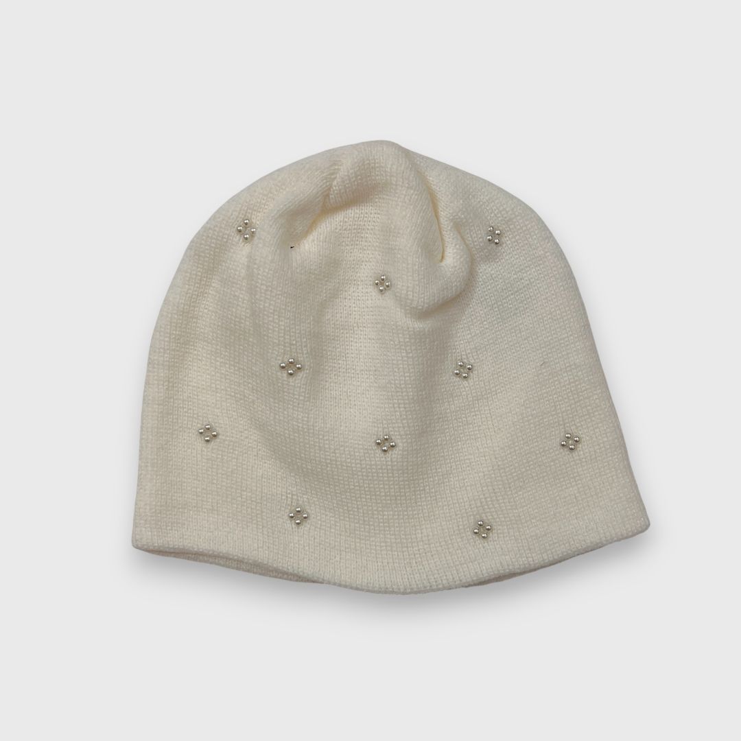 Белая шапка с бусинами