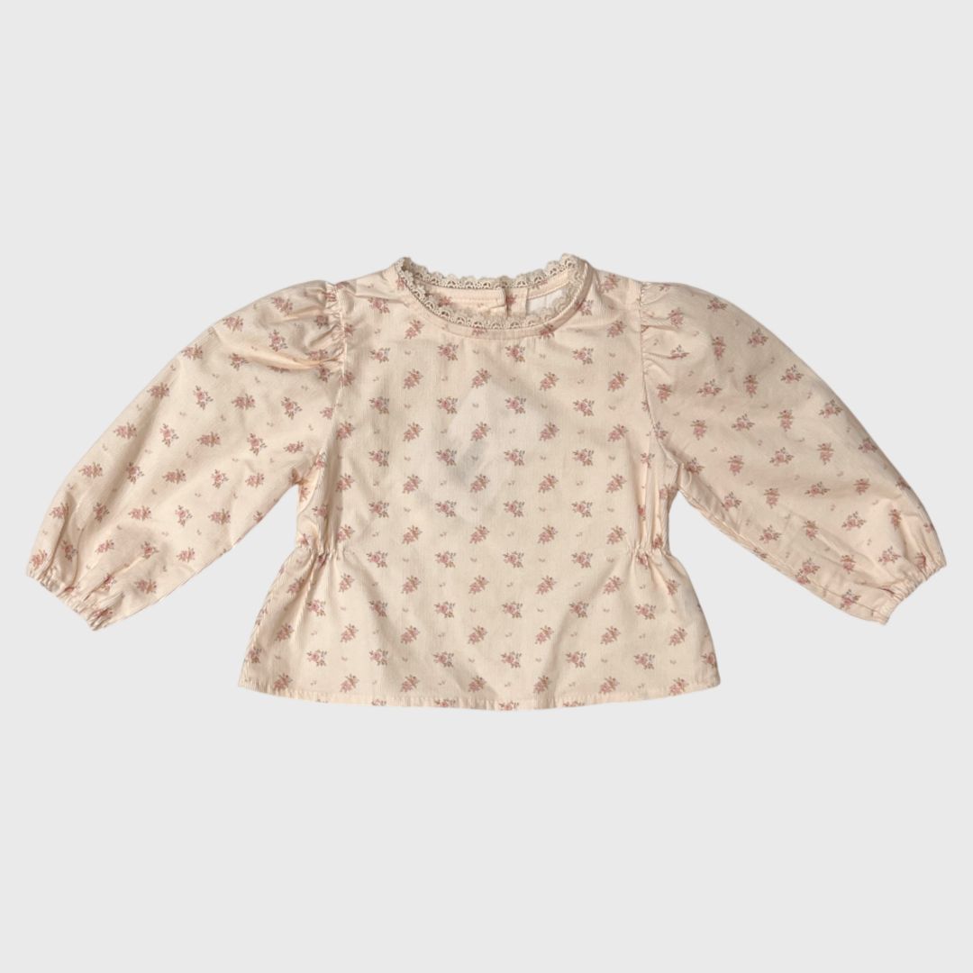 Розовая блузка с цветочным узором