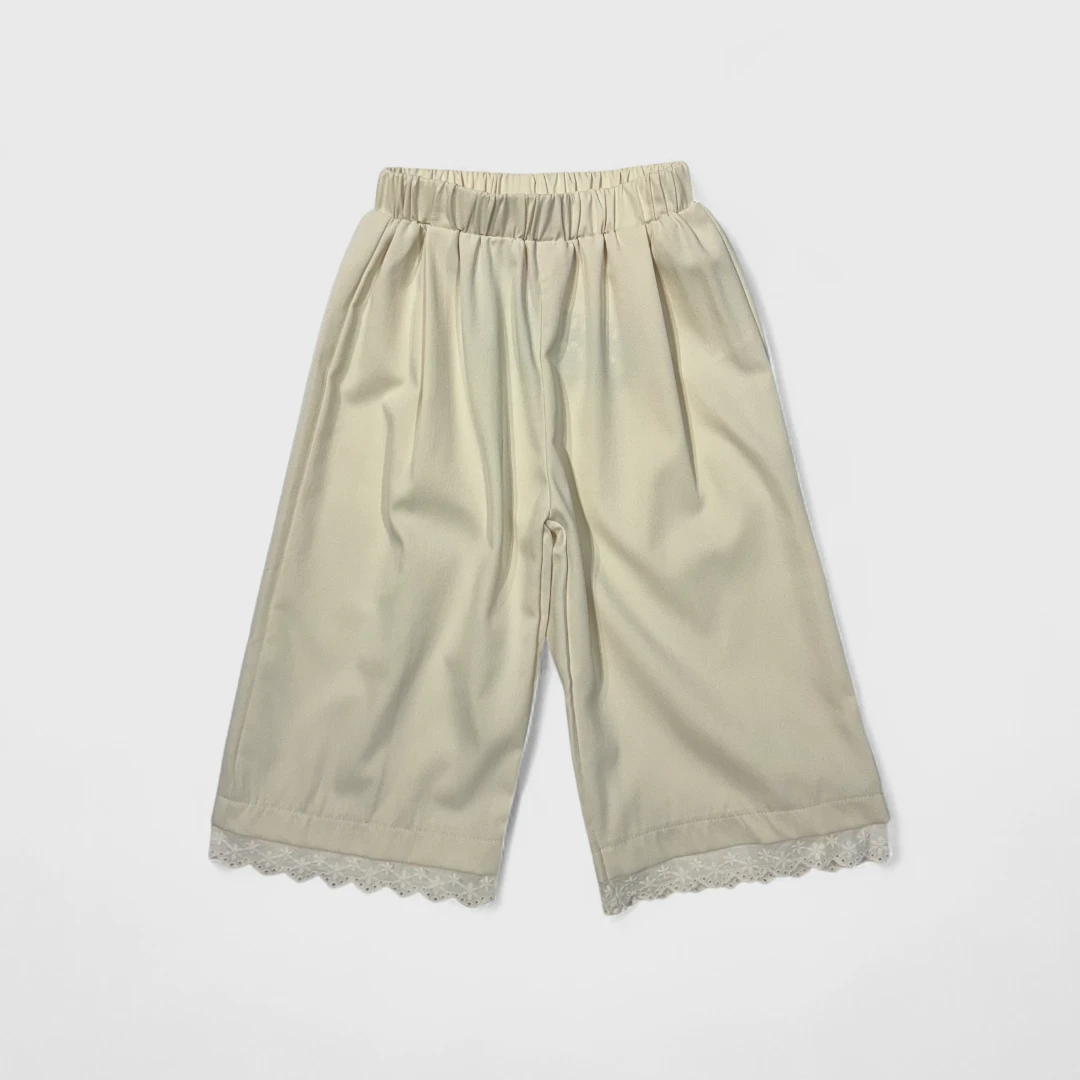 Бежевые шорты с кружевом