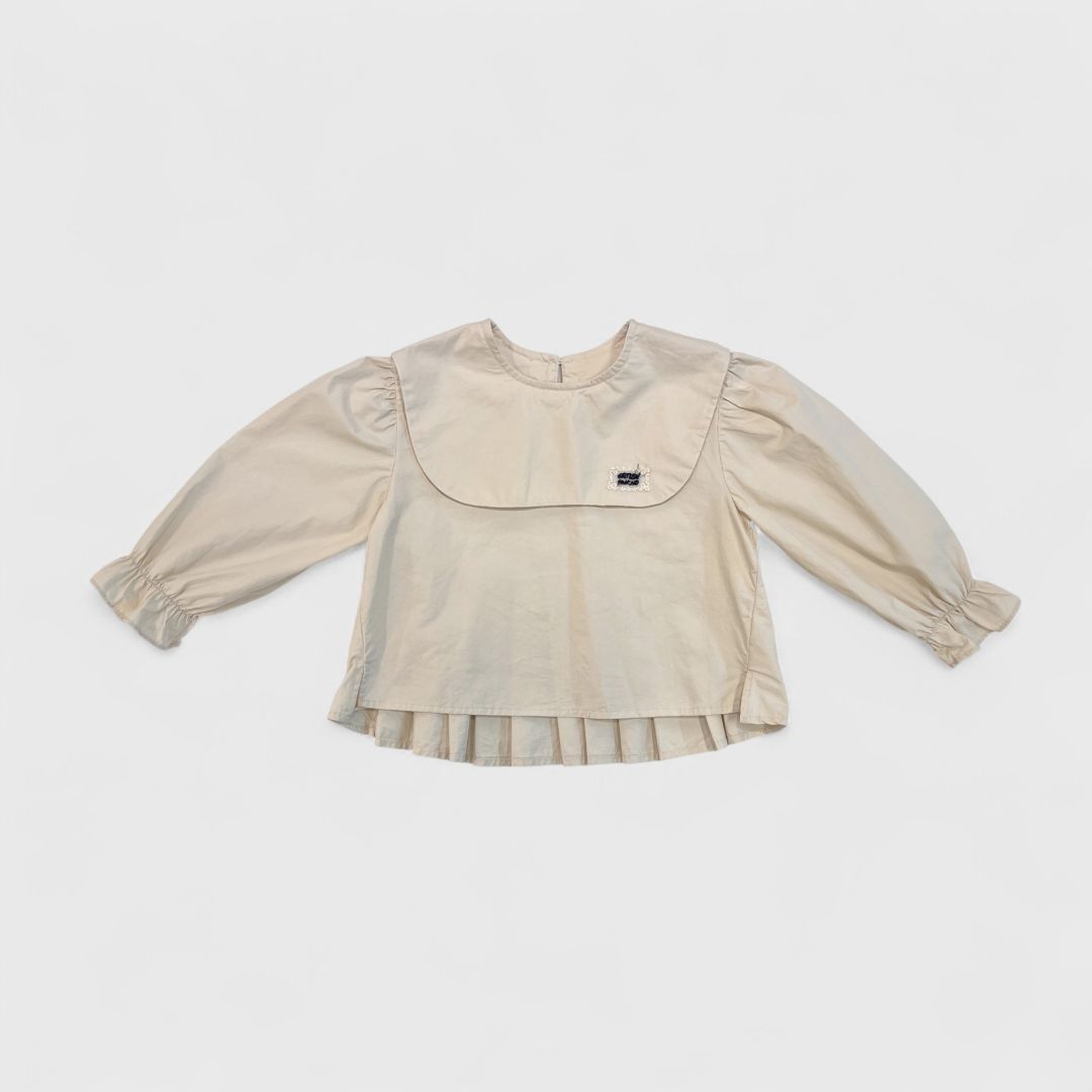 Бежевая блузка с плиссировкой