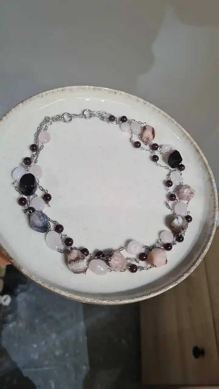 Многоцветное ожерелье из розового кварца и агата