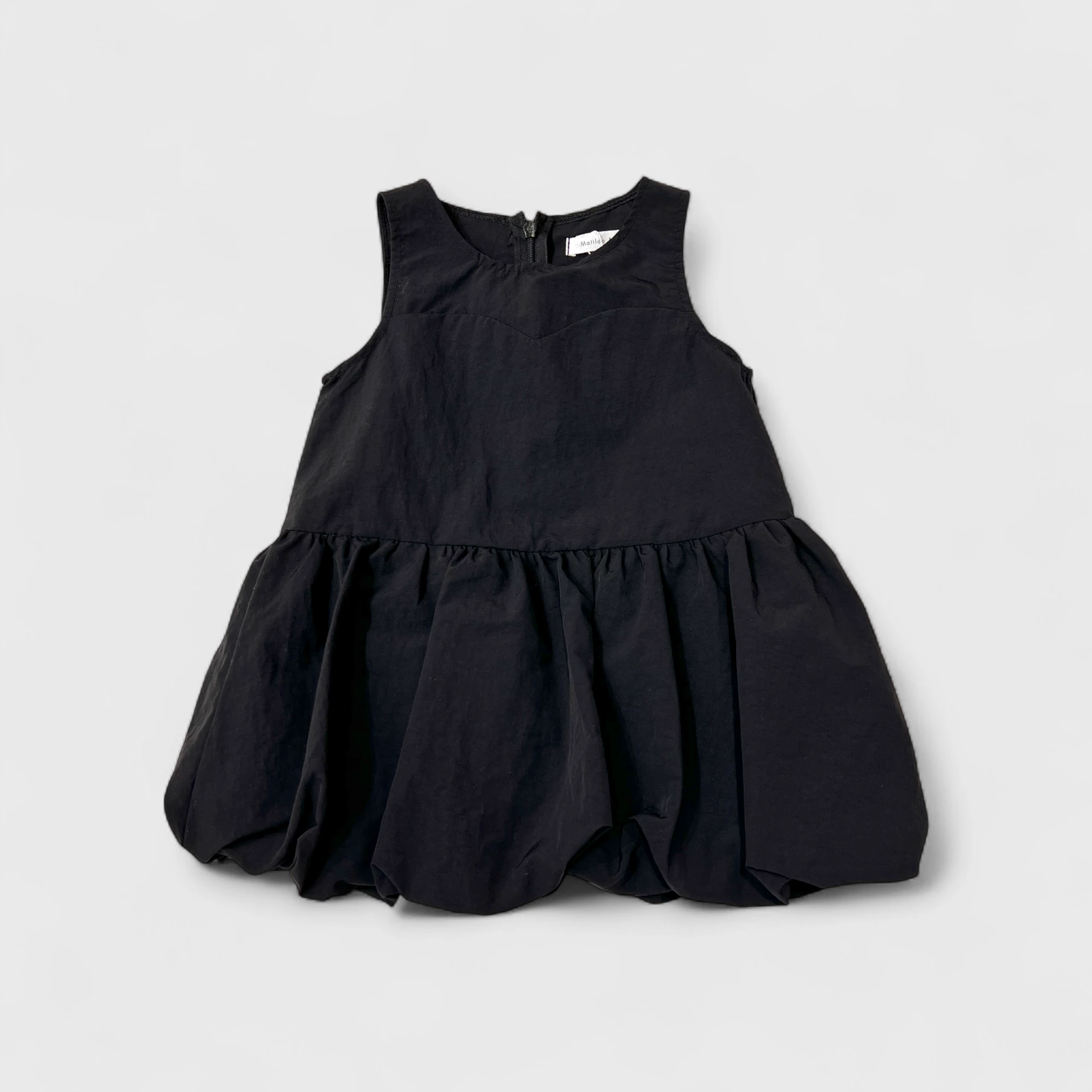 Черное платье с воланами