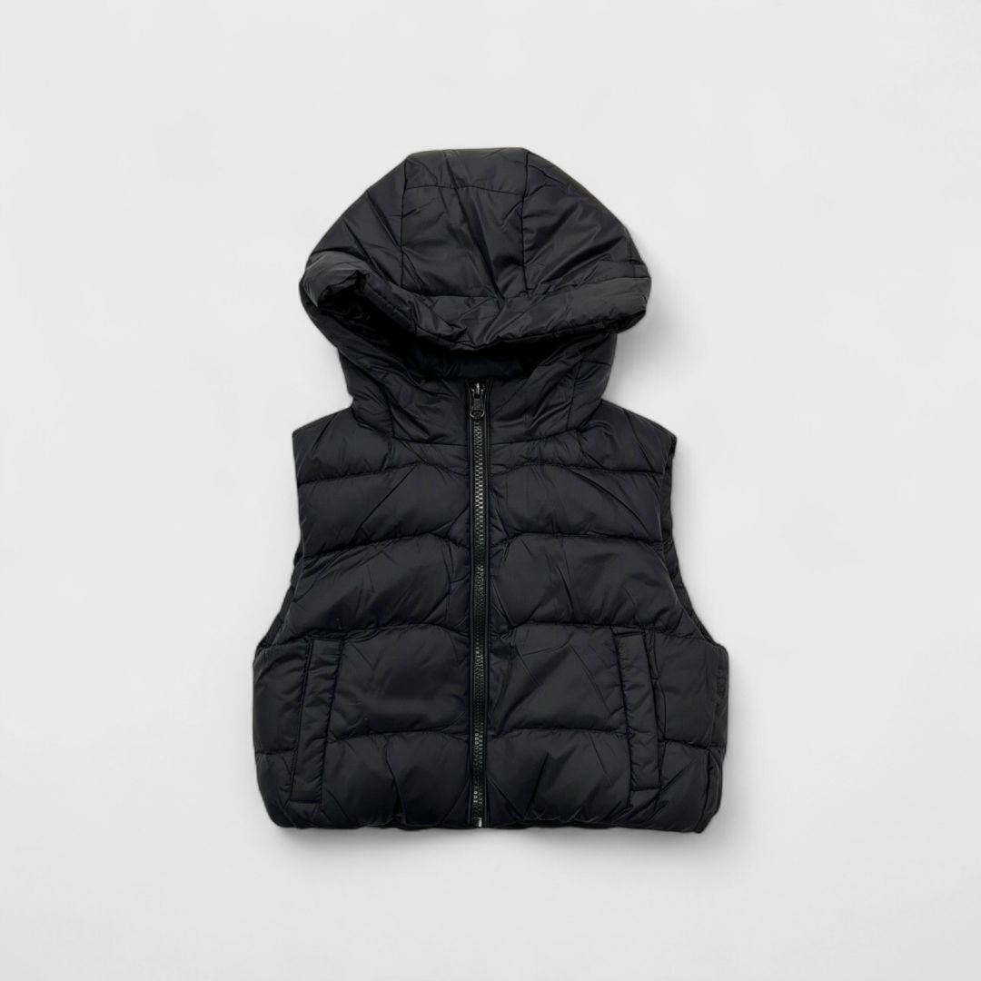 Черная жилетка с капюшоном