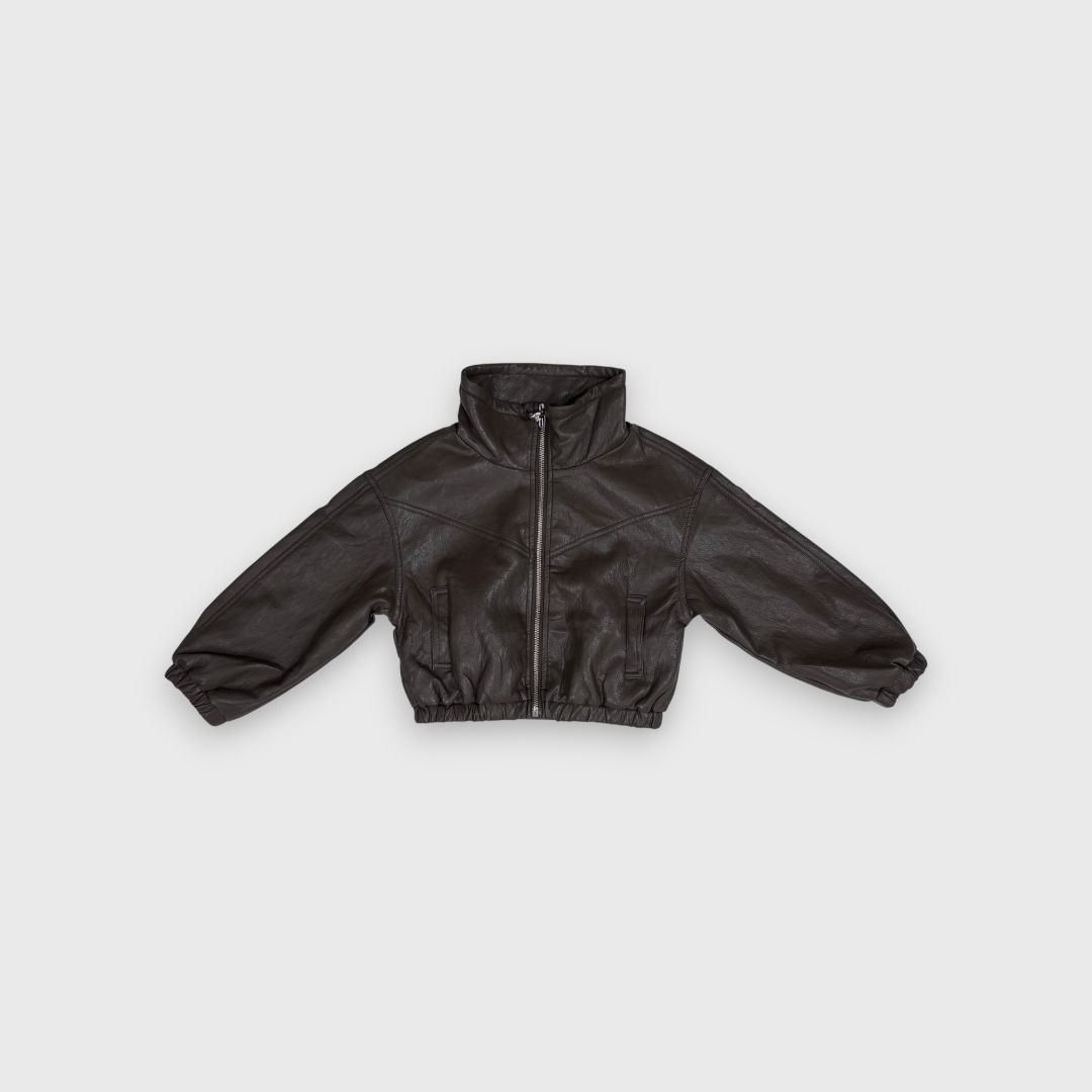 Черная кожаная куртка с коротким рукавом