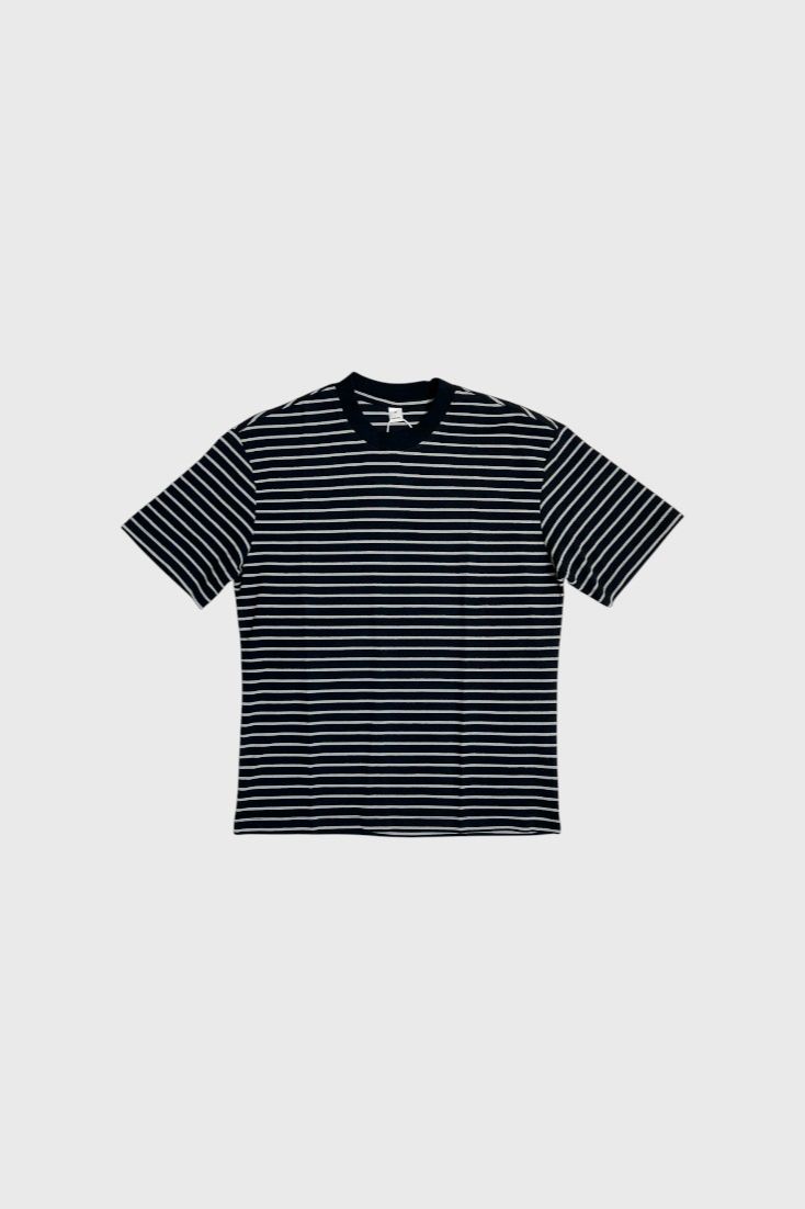 Черная полосатая футболка