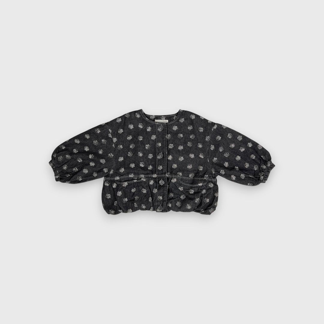 Черная куртка с цветочным узором