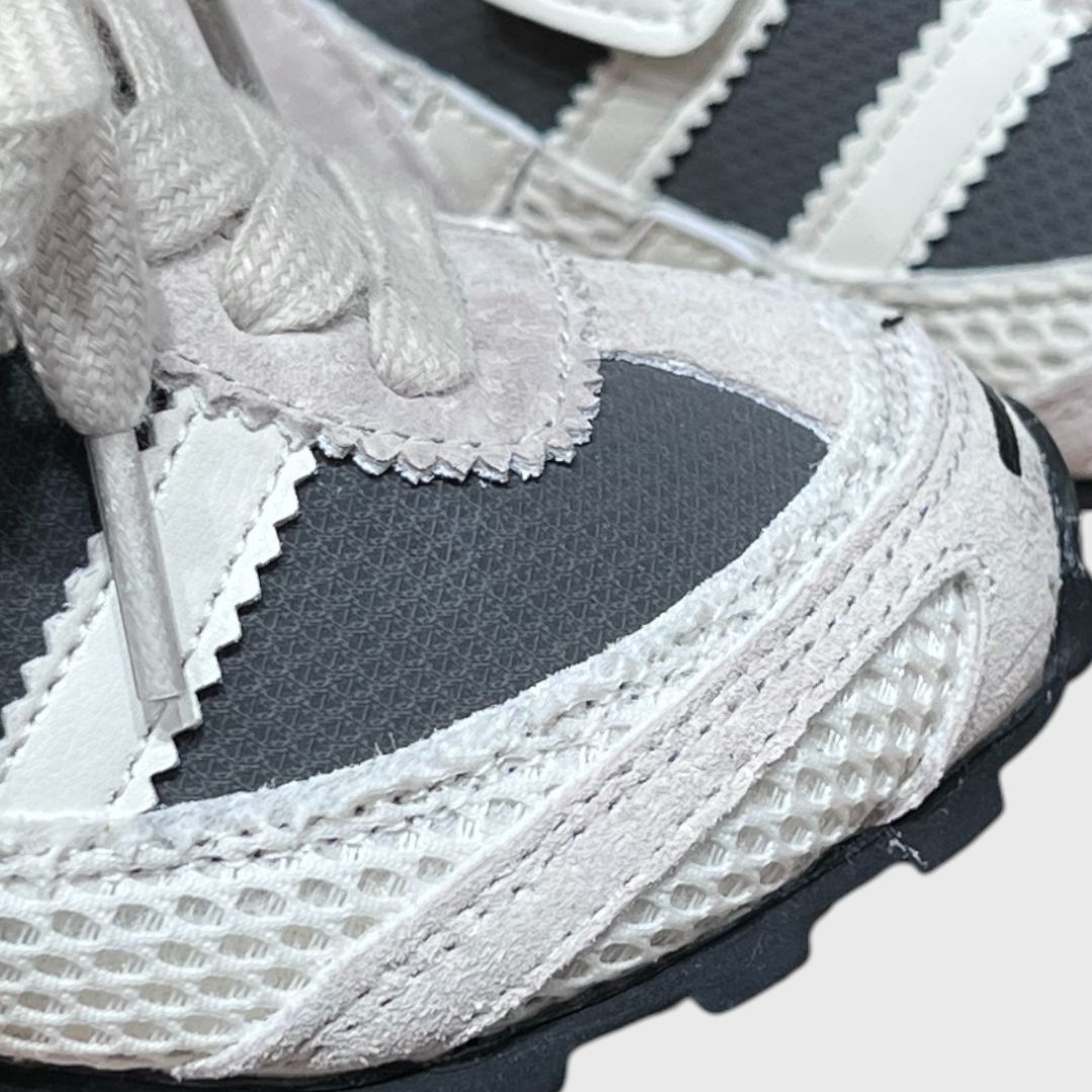Серые кроссовки Adidas с белыми вставками