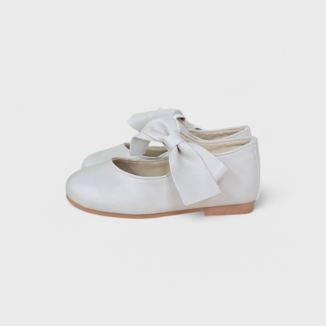 Белые балетки с бантиком