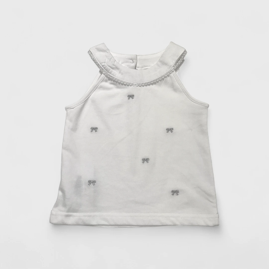 Белая майка с рюшами и бантиками