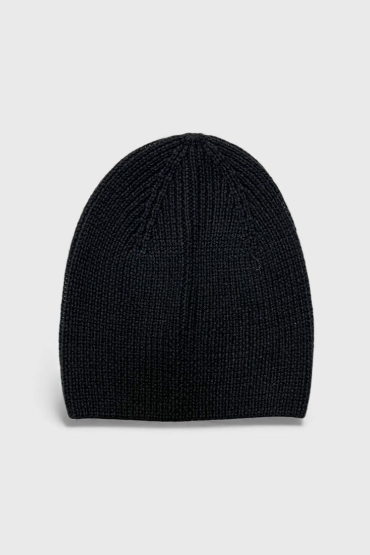 Черная вязаная шапка