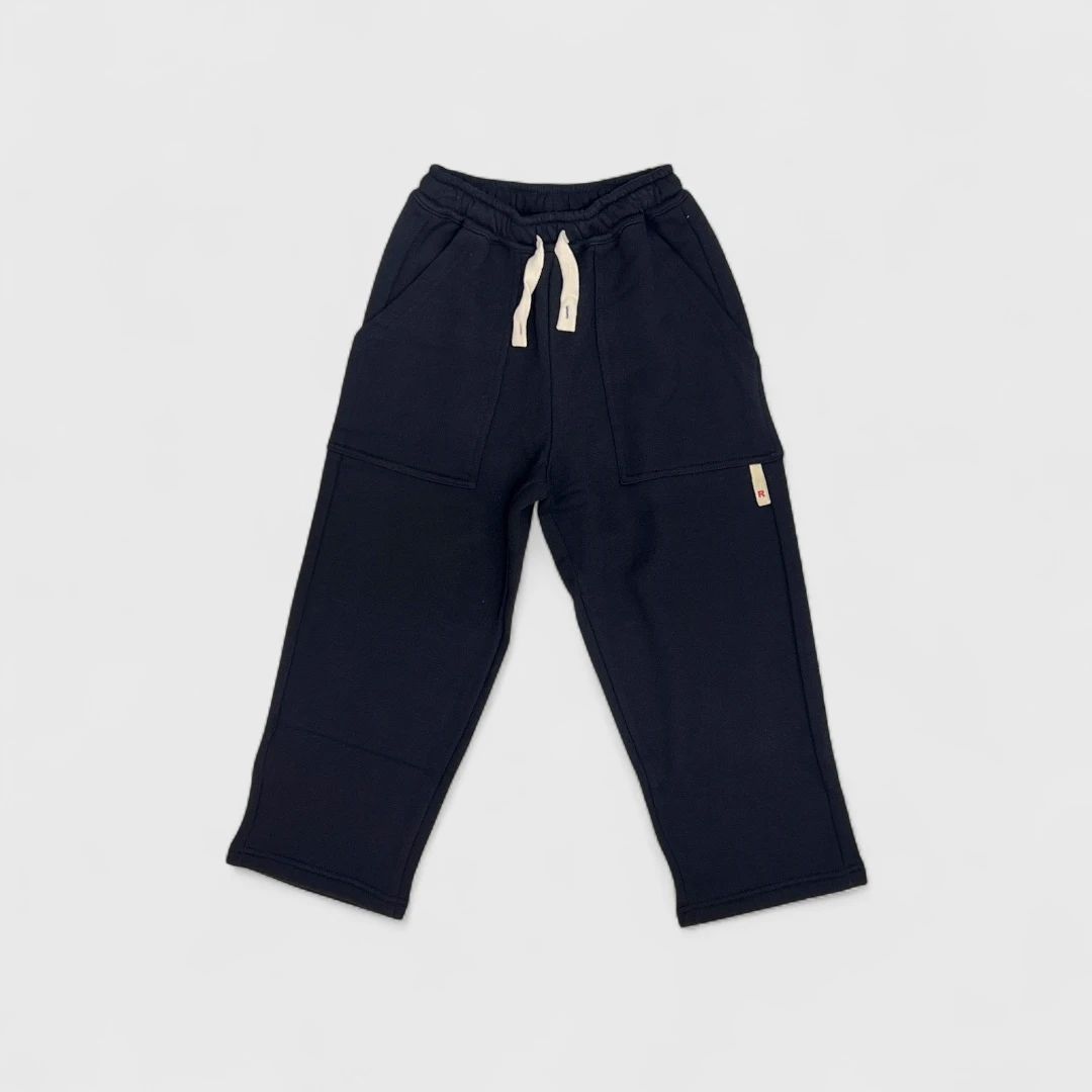 Темные спортивные штаны