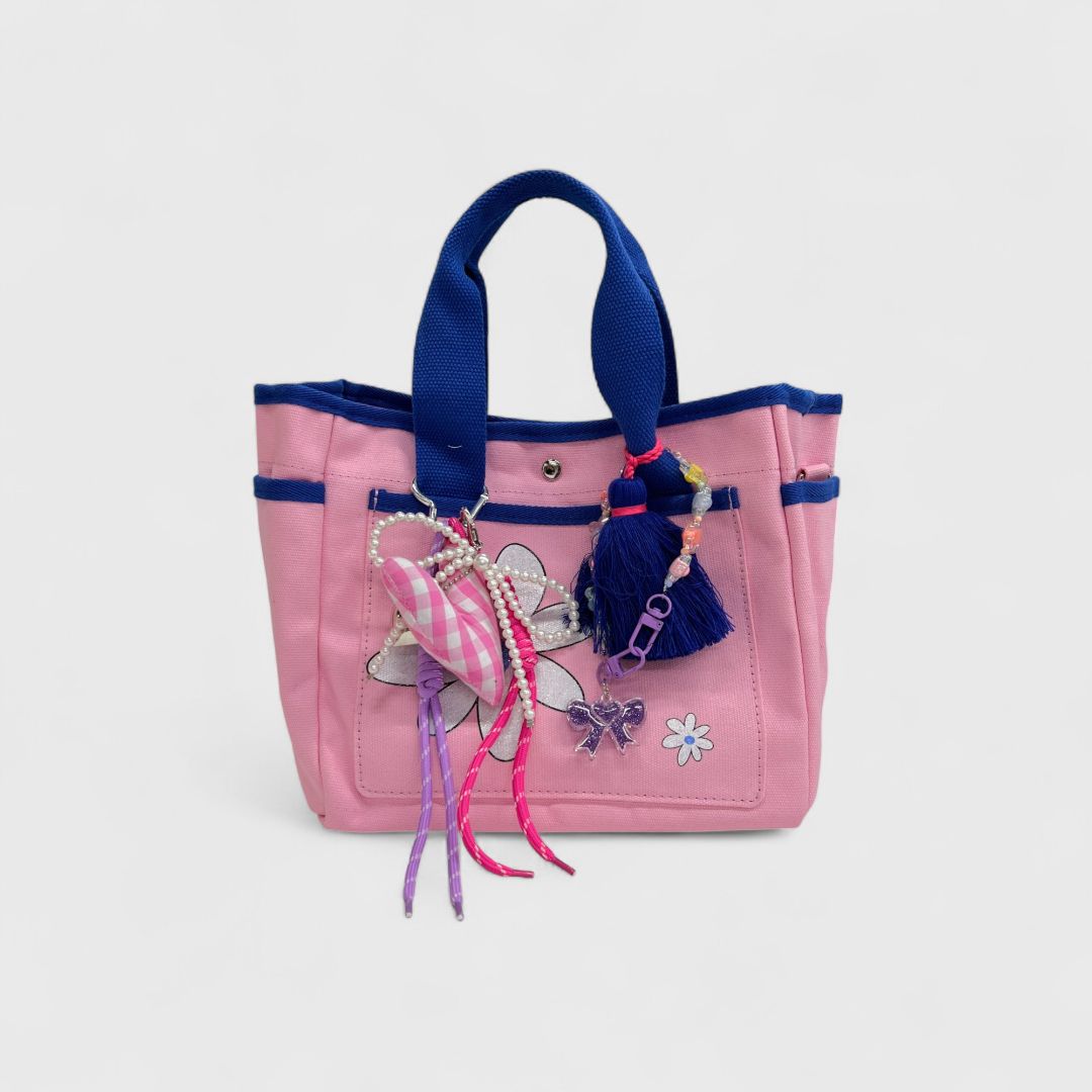 Розовая сумка с украшениями