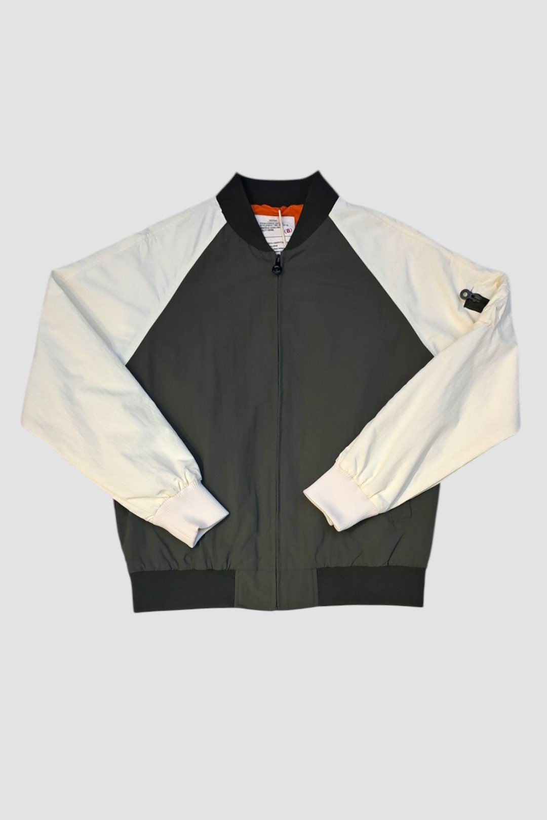 Темно-зеленая куртка с белыми рукавами