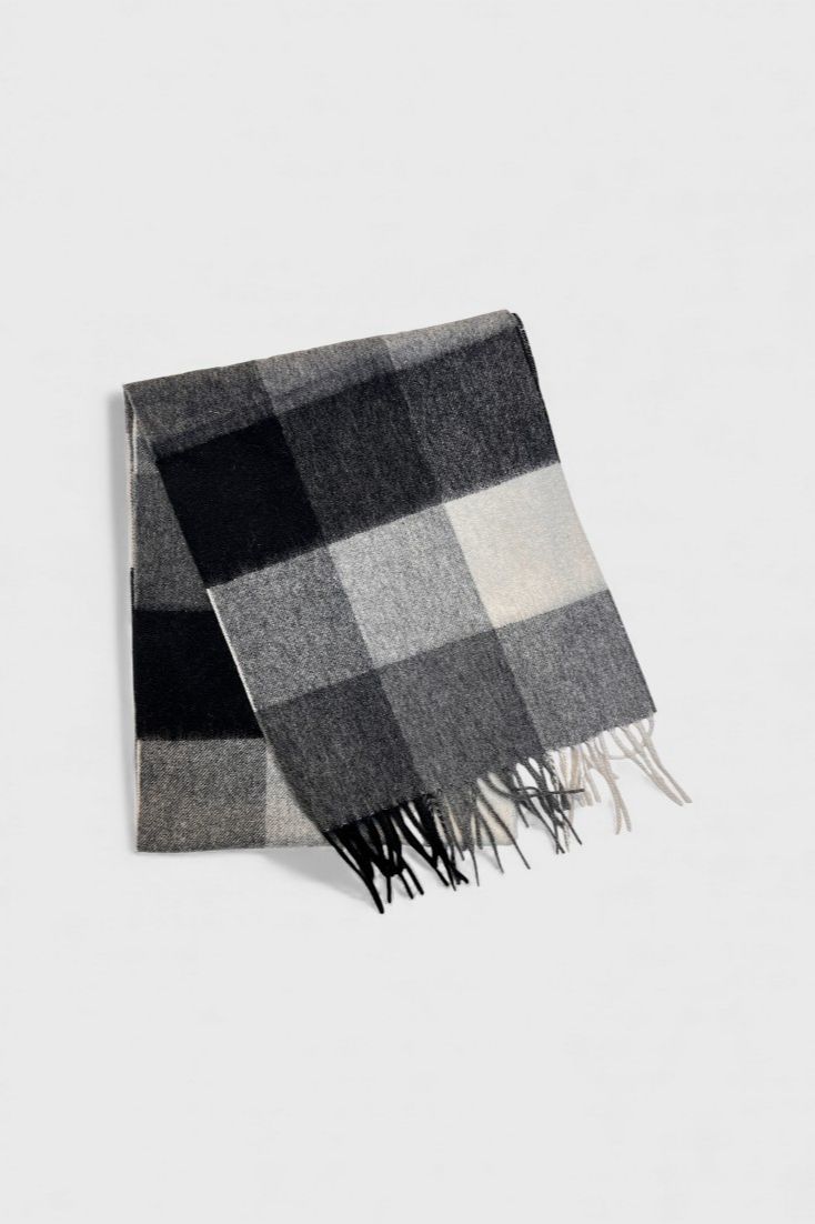 Серый шарф в клетку