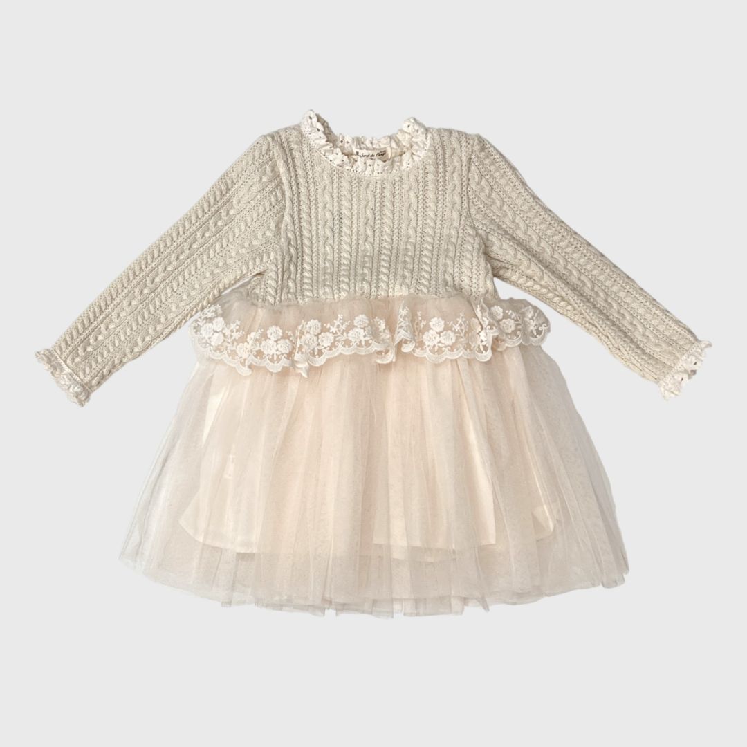 Бежевое платье с кружевом и тюлем