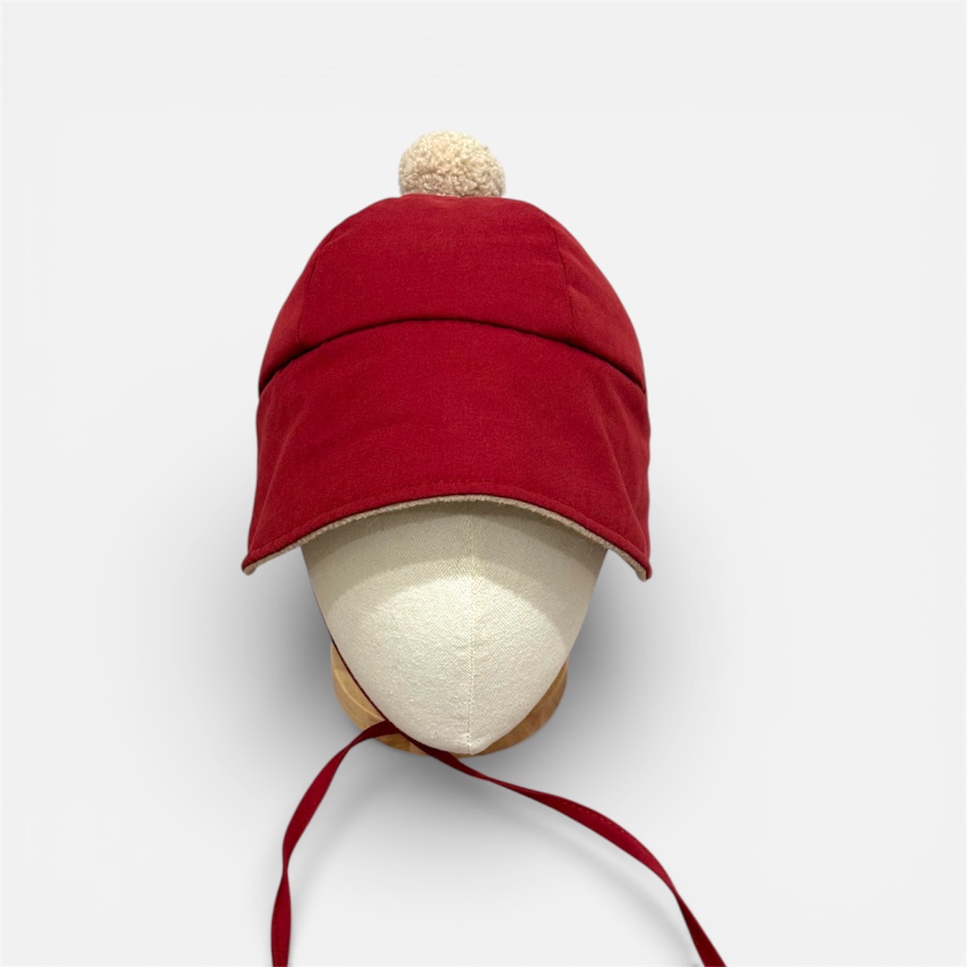 Красная шапка с помпоном