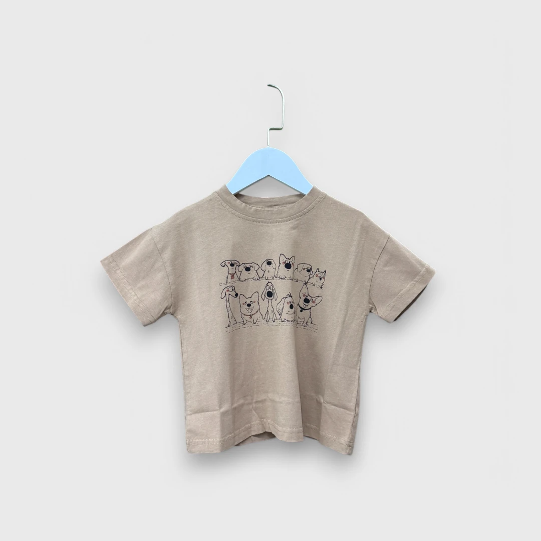 Бежевая футболка с забавными собаками