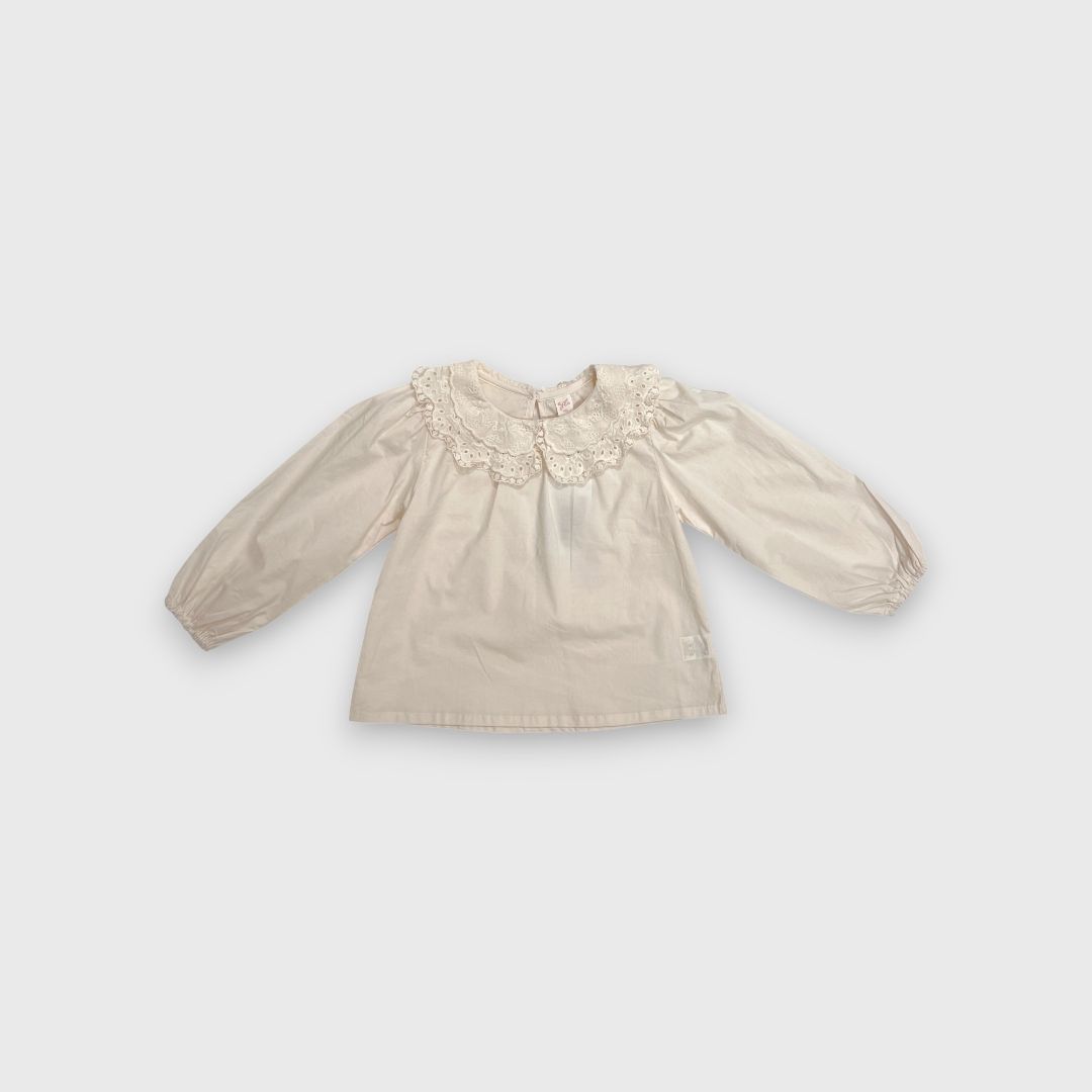 Кремовая блузка с кружевом