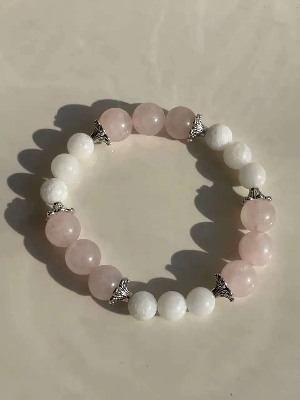 Нежный браслет из кварца и агата