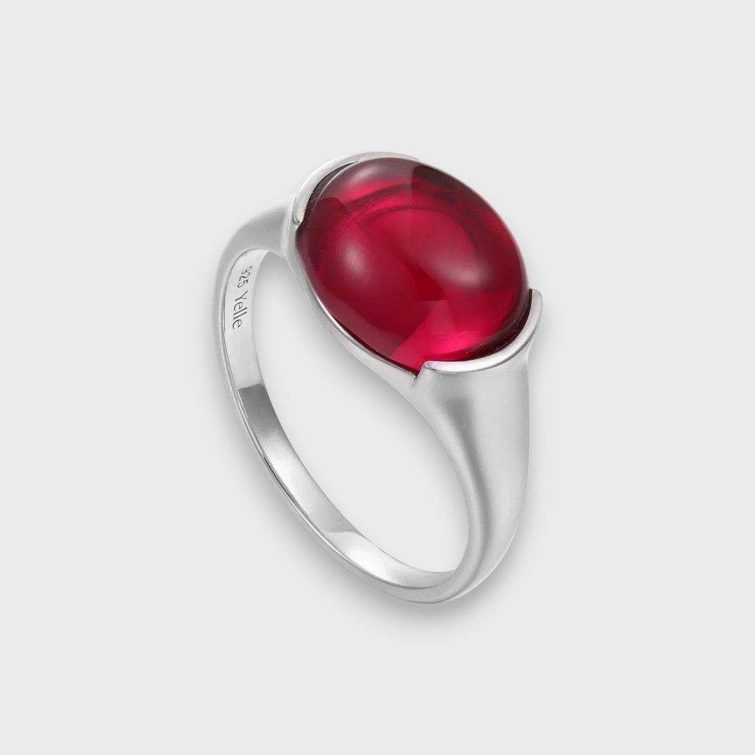 Серебряное кольцо с красным цирконием