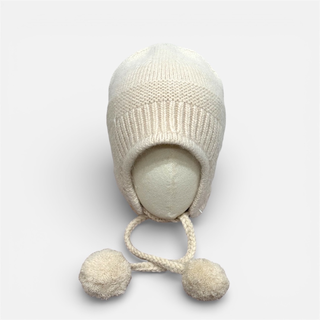 Белая вязаная шапка с помпонами