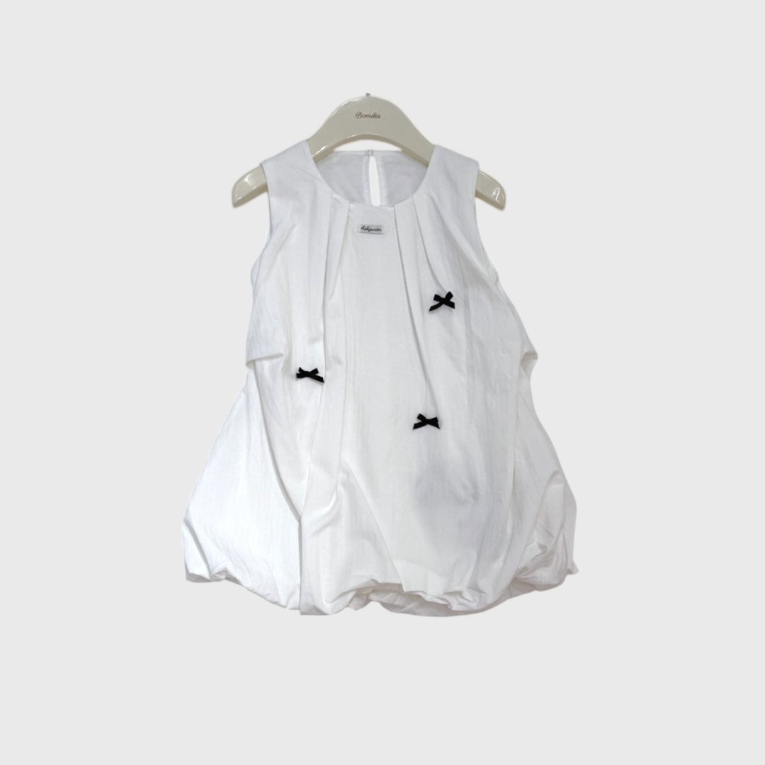 Белая блузка с черными бантиками