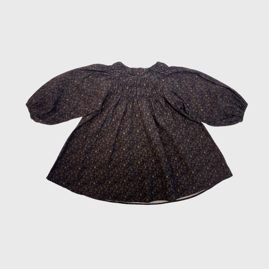 Темное платье с цветочным узором