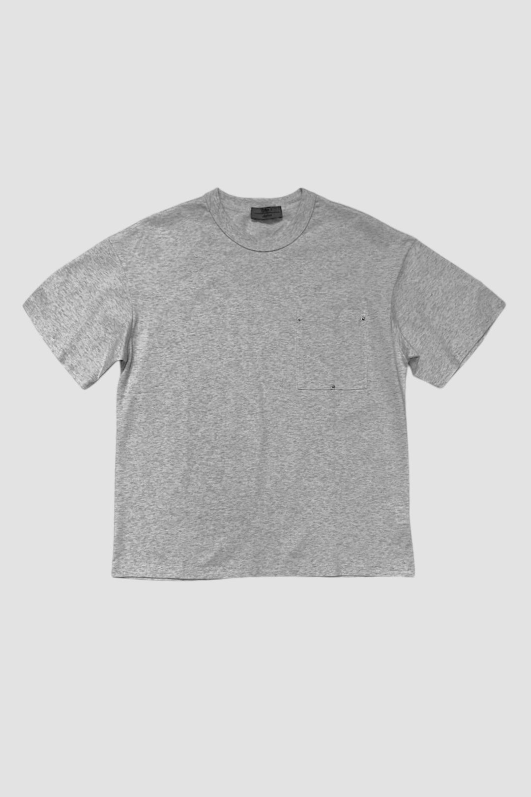 Серая футболка с карманом