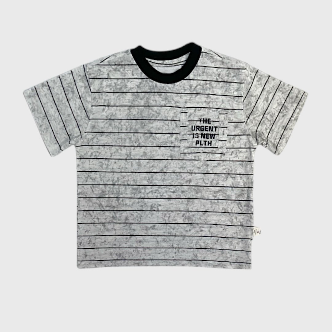 Серая полосатая футболка с карманом