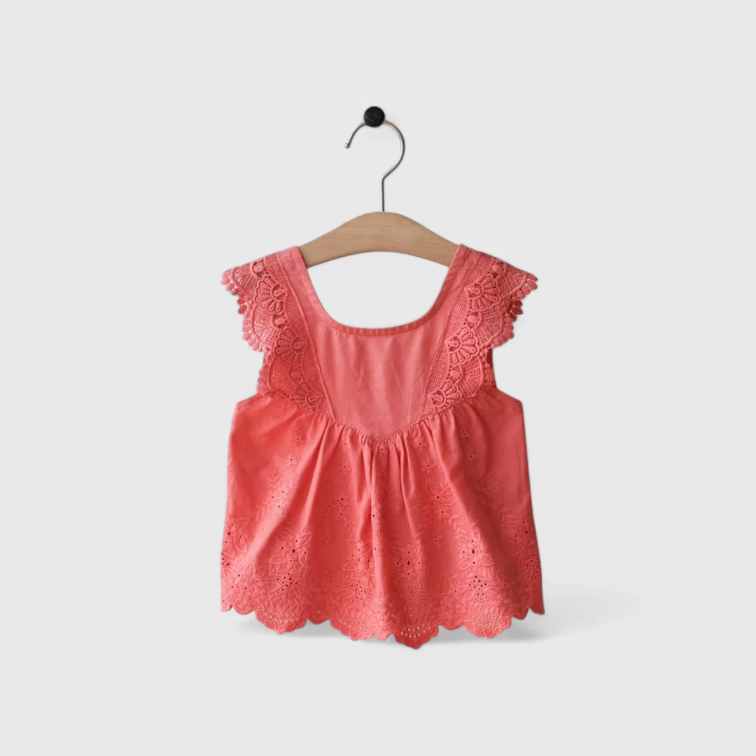 Розовая блузка с оборками